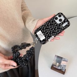 秋冬復古黑色氣質碎花掛繩防摔iPhone手機殼(含掛繩)