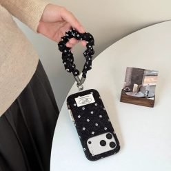 秋冬黑色毛氈小花掛繩防摔 iPhone 手機殼(含掛繩)