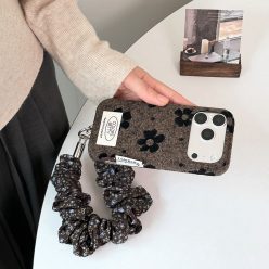韓系復古風棕色毛氈小黑花掛繩防摔 iPhone 手機殼(含掛繩)